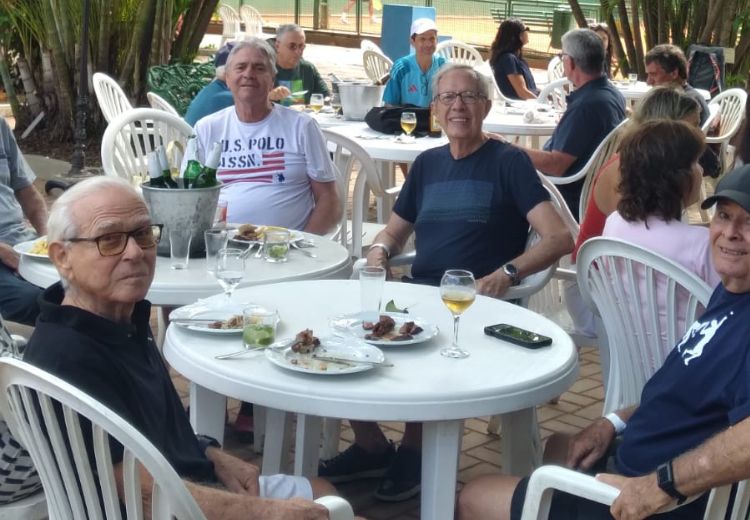 Confraternização do Tênis reúne assoc...